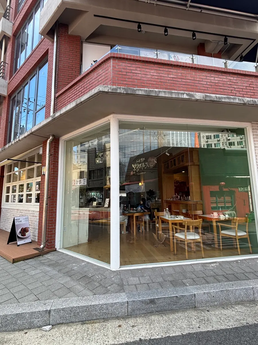 통유리 매장으로 소개된 콩카세 성수