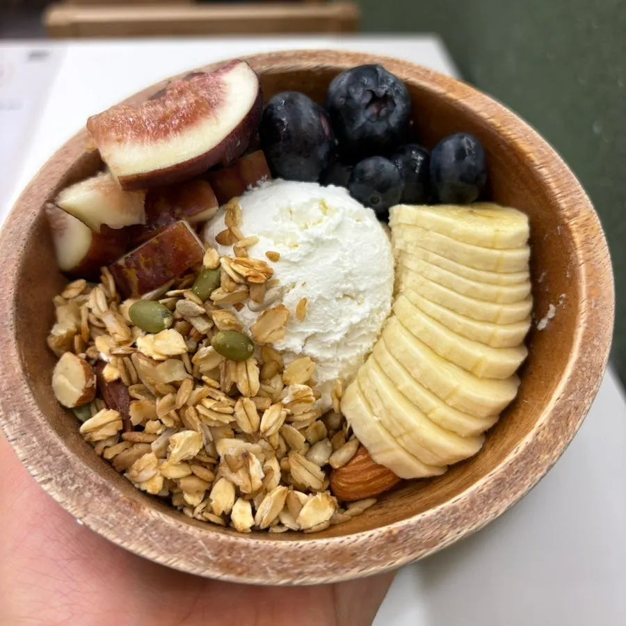 Veh Single Greek Yogurt with fruit toppings