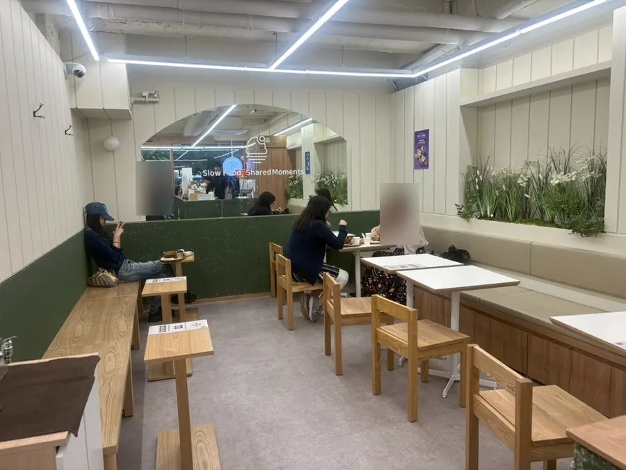 Outdoor terrace seating at Lazy Yogurt Seongsu