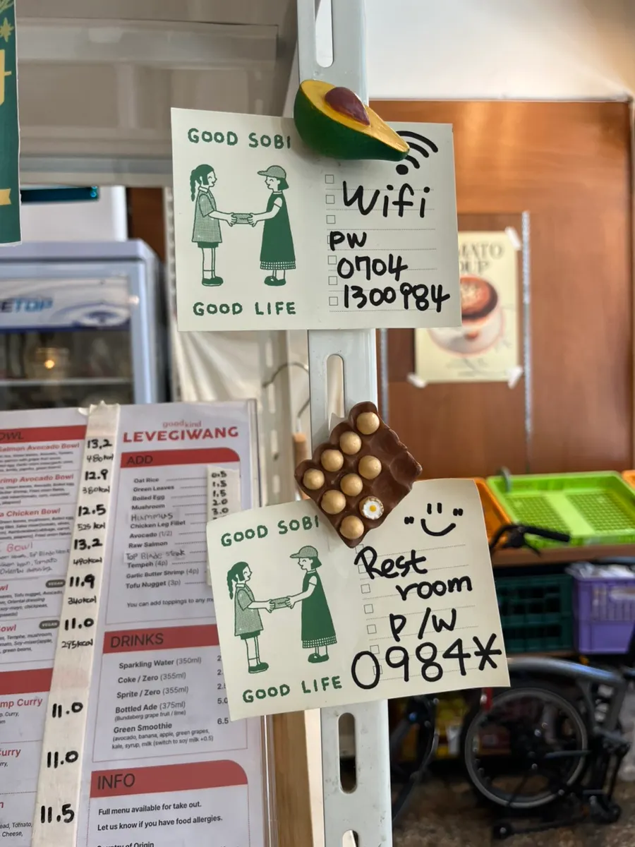 ペット同伴とベジタリアンオプションの案内がある店内