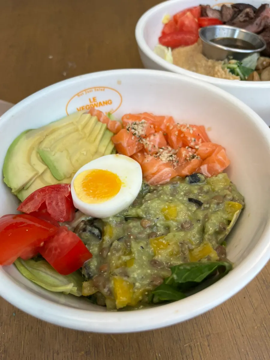 ステーキボウルとヨナボウル、炭酸水が並んだ食卓