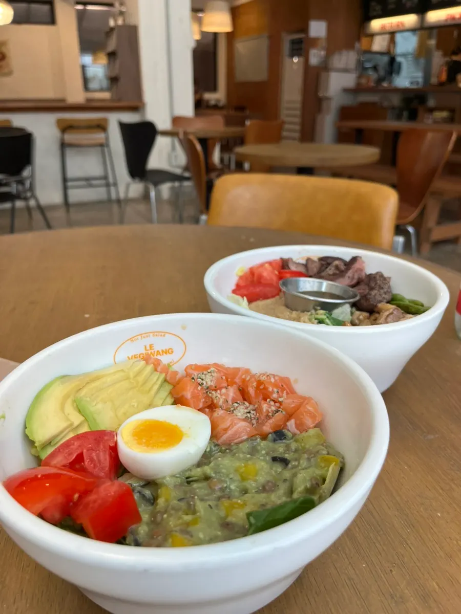 オート麦ご飯と葉野菜が入ったヨナボウルの構成