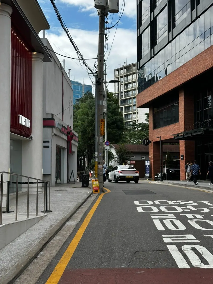 Building view of LOOOP café on Yeonmujang 5-gil