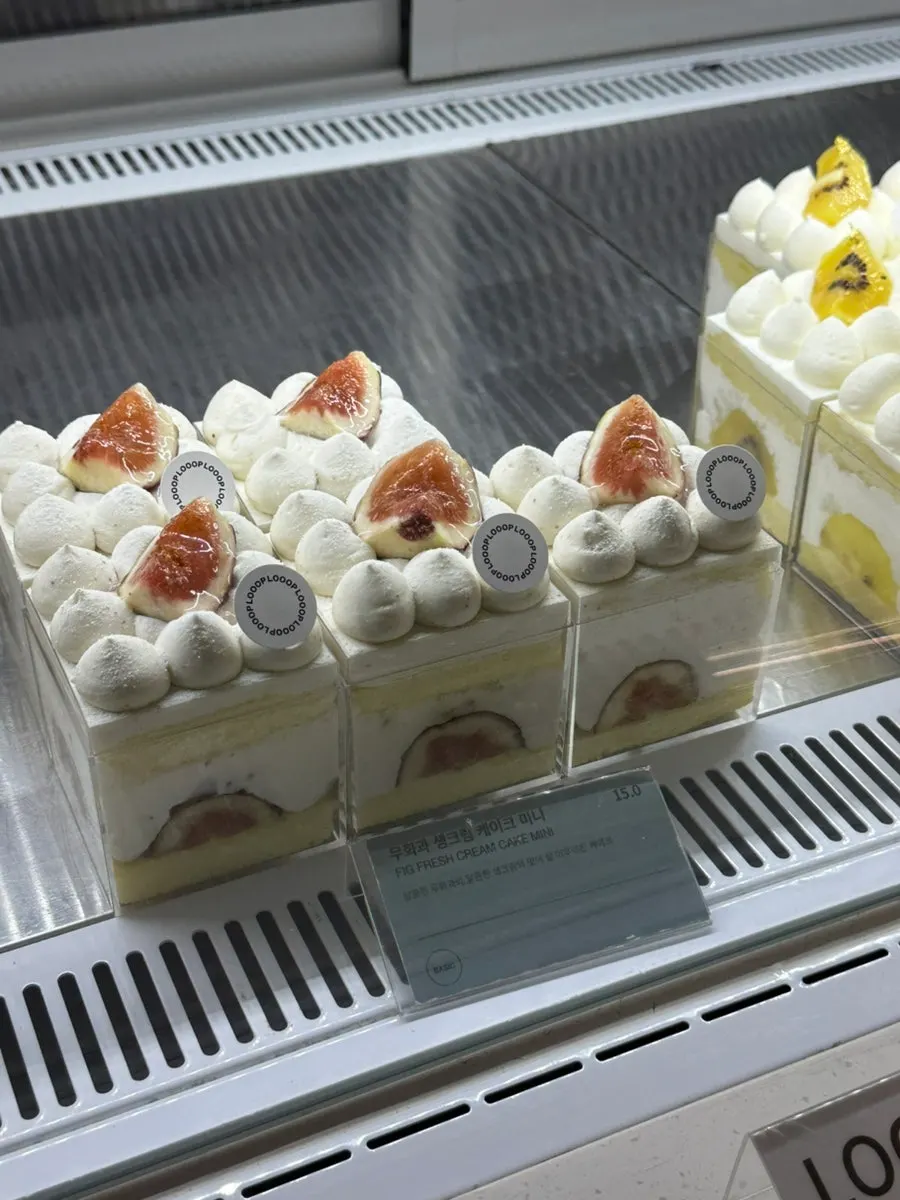 Display of meal breads including jambon-beurre croissant