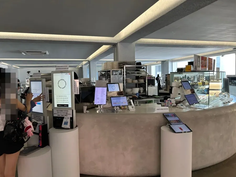 プレゼント箱型の外観のLOOOP Bakery