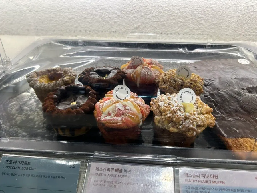 様々なベーカリーが並ぶ陳列棚