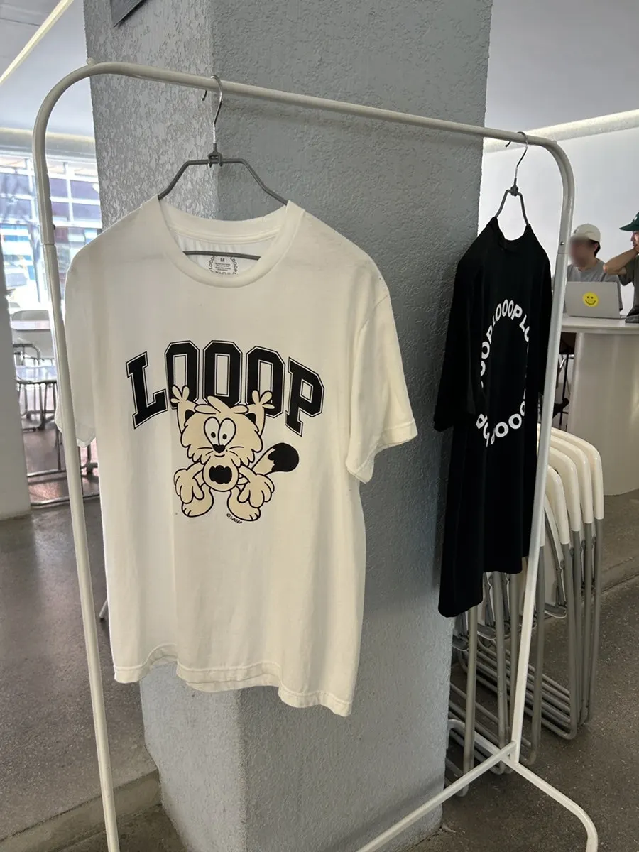 LOOOP Bakeryで販売されているワインの陳列