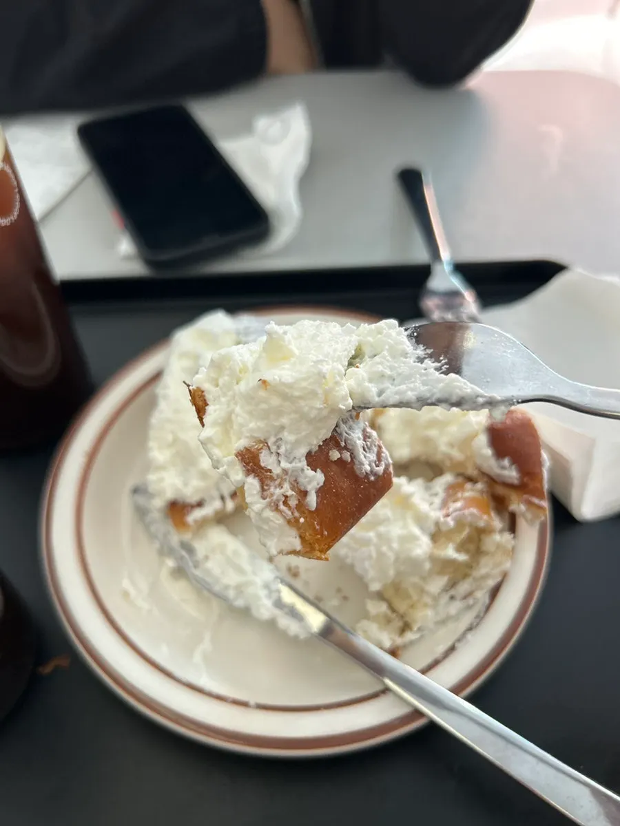 生クリーム塩パンと一緒に置かれたコーヒー