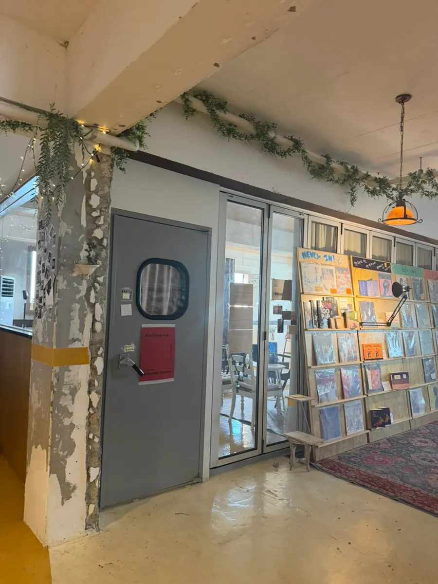 Interior of the 3.5th-floor listening room, hideout-like atmosphere