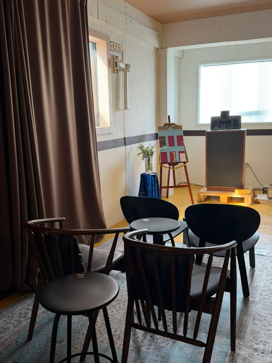 Large speakers in the listening room