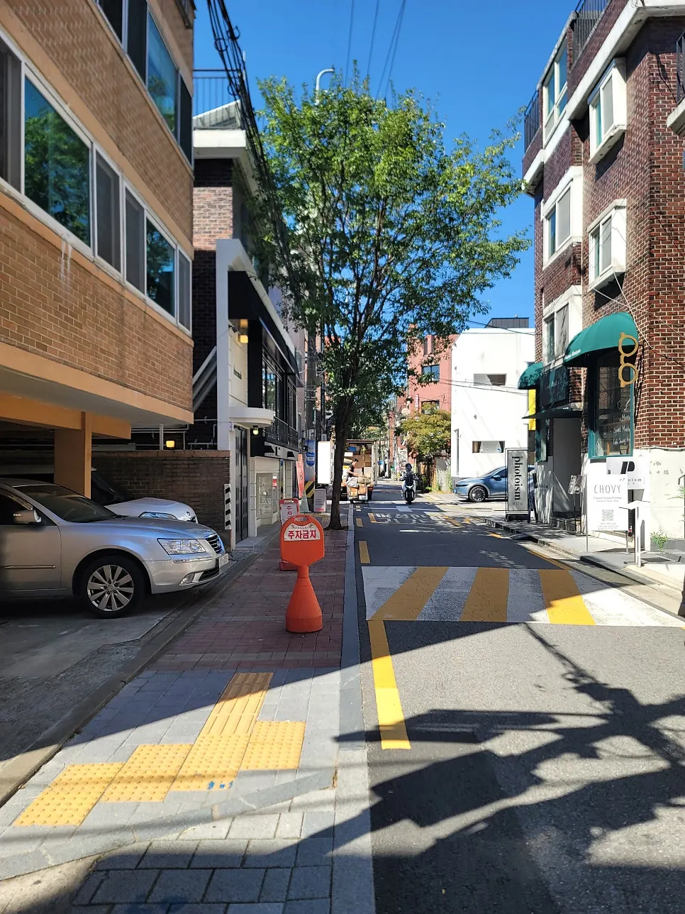 노틀던으로 걸어가는 성수동 거리