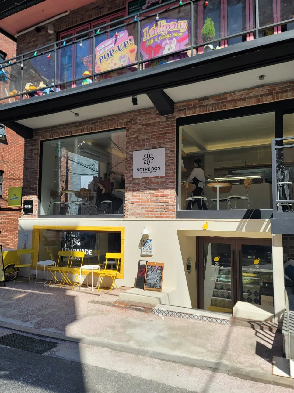 노틀던이 있는 2층 카페 건물 외관