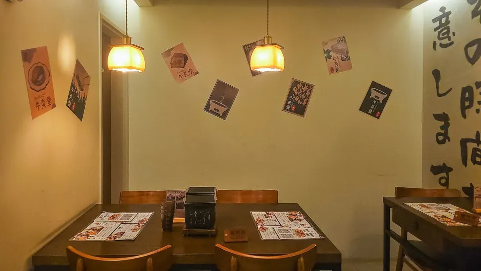 일본 현지 식당 느낌의 매장 분위기