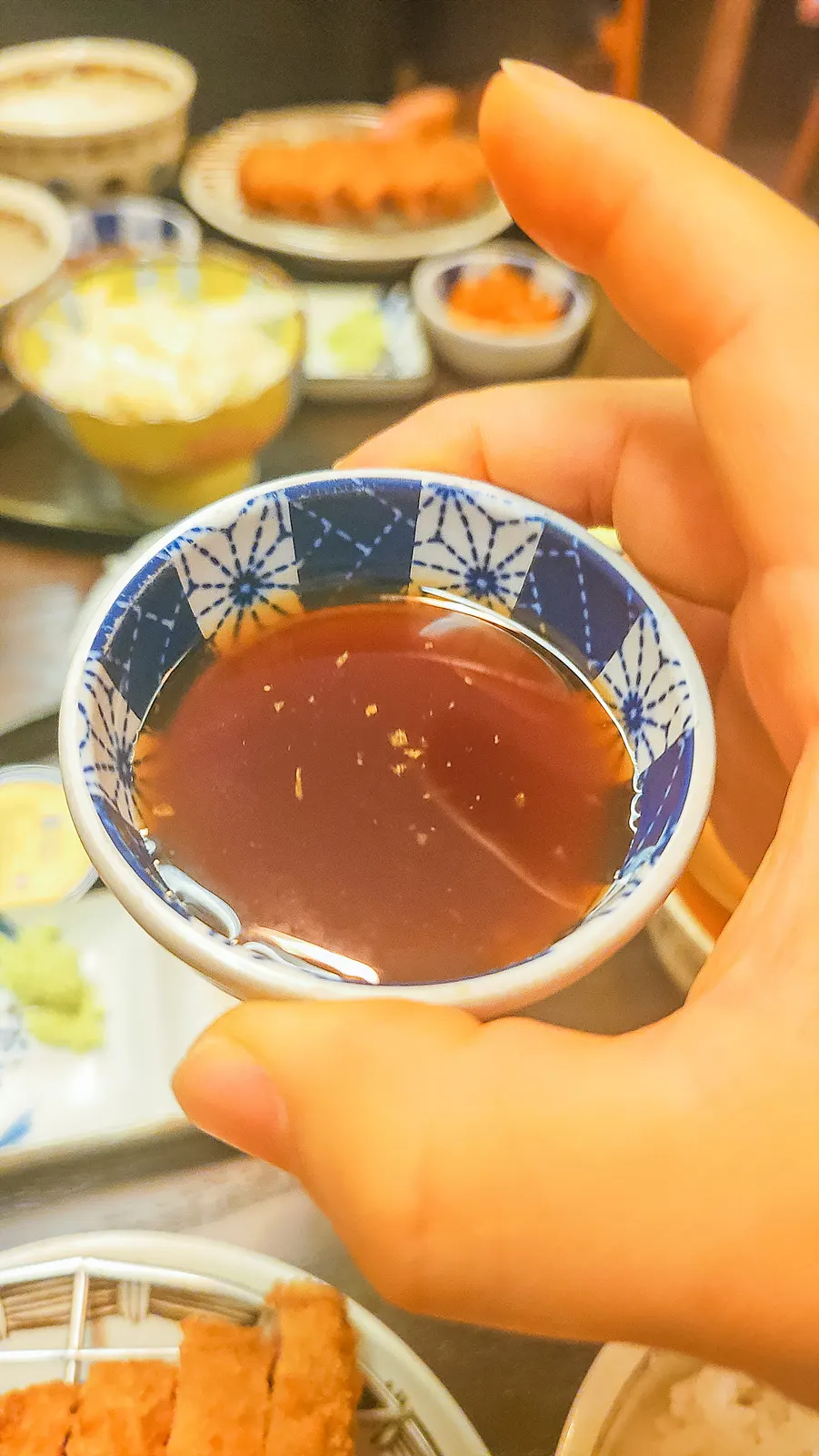 서로 다른 특제 소스를 곁들인 규카츠