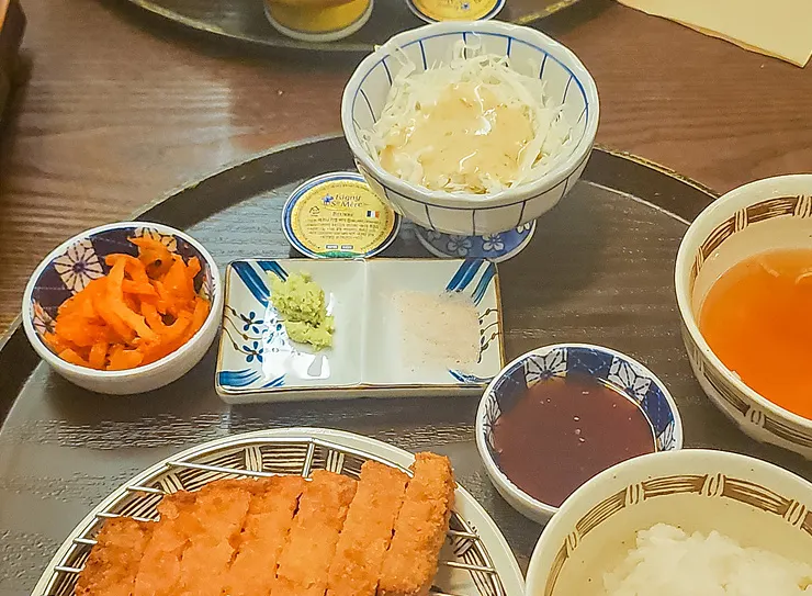 규카츠와 함께 나온 한 끼 식사 구성