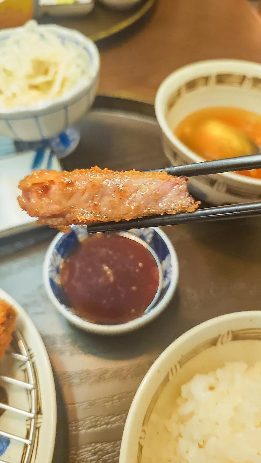 흰쌀밥과 특제 소스를 곁들인 규카츠