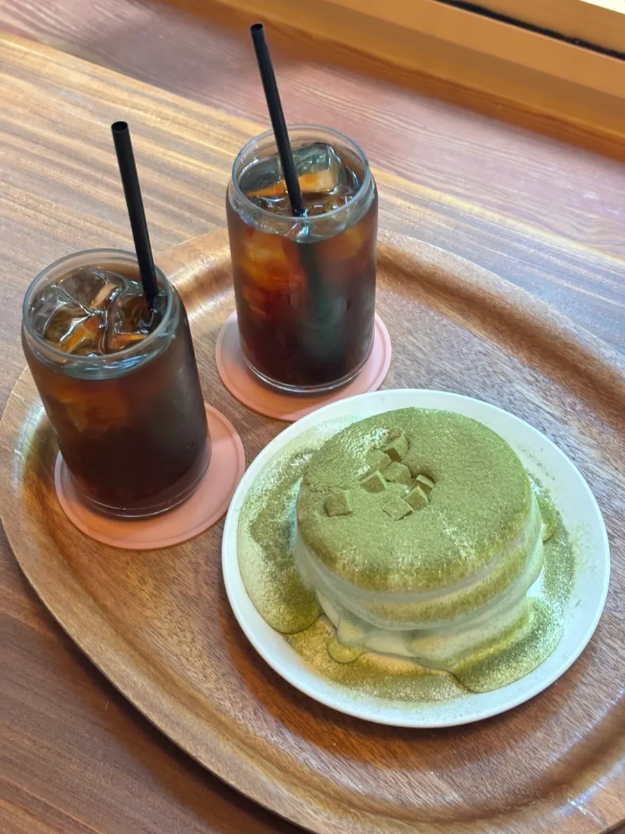 2층으로 가져온 수플레와 음료