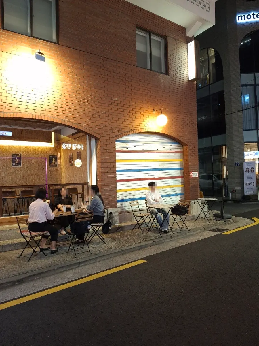 멜로우즈 매장 앞 야외 테라스 자리