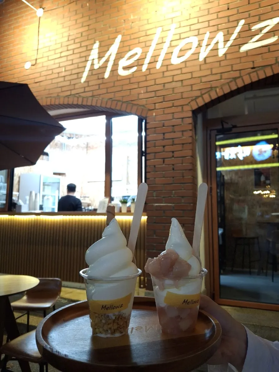 주문한 디카페인 커피와 소프트아이스크림 두 가지