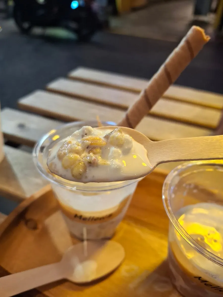 아이스크림 아래 깔린 그래놀라