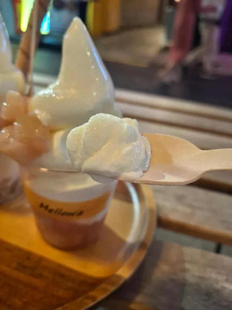 복숭아 아이스크림 한 입 뜬 모습