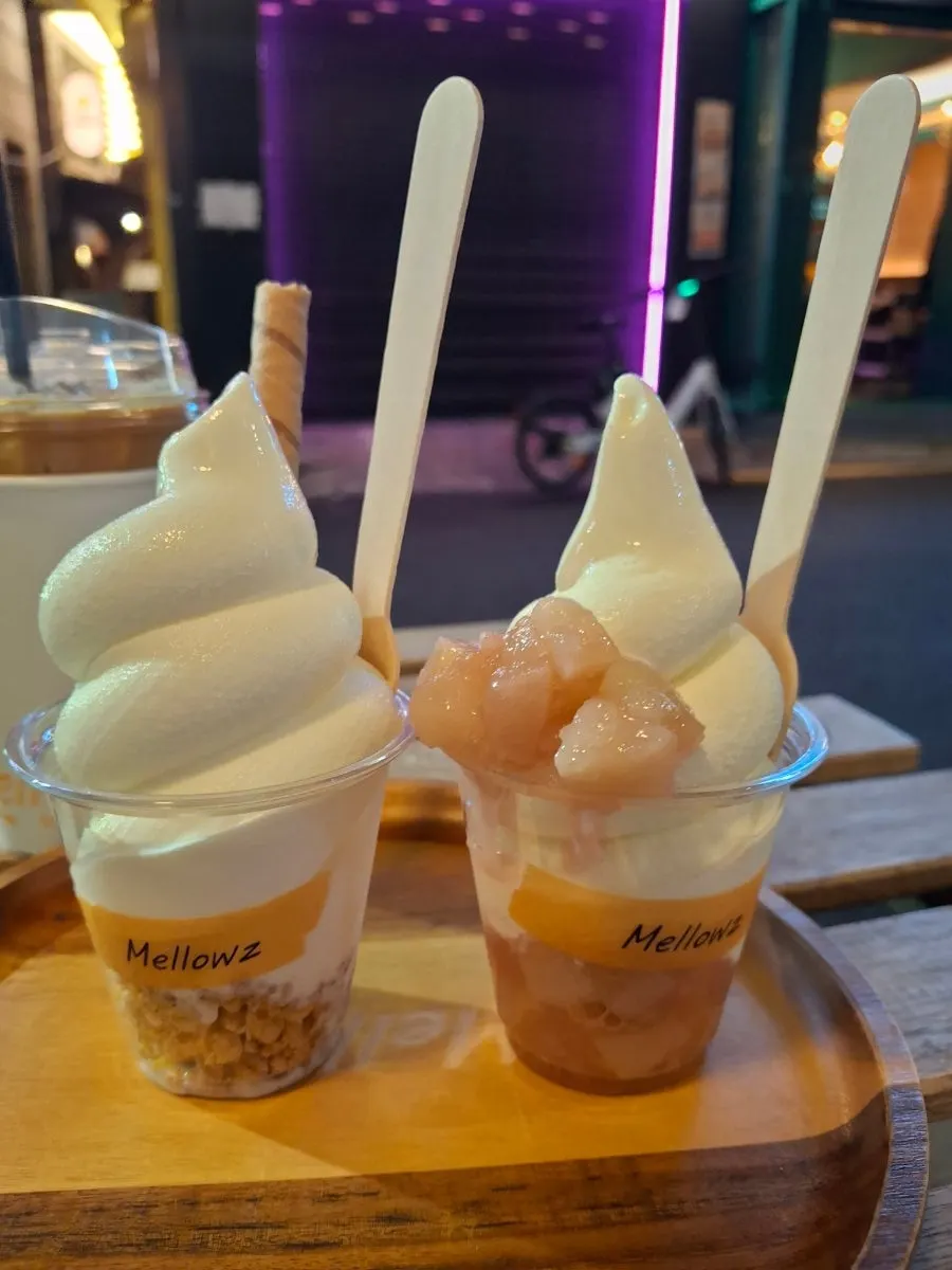멜로우즈 아이스크림과 테이블 마무리 사진