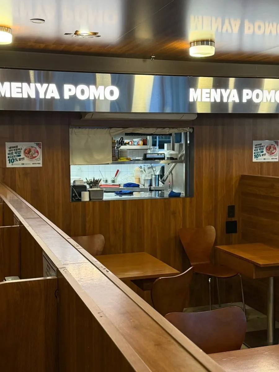 Table layout at Menya Pomo Seongsu Branch, good for solo dining