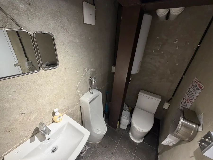 Clean, well-maintained restroom at Menya Pomo Seongsu Branch