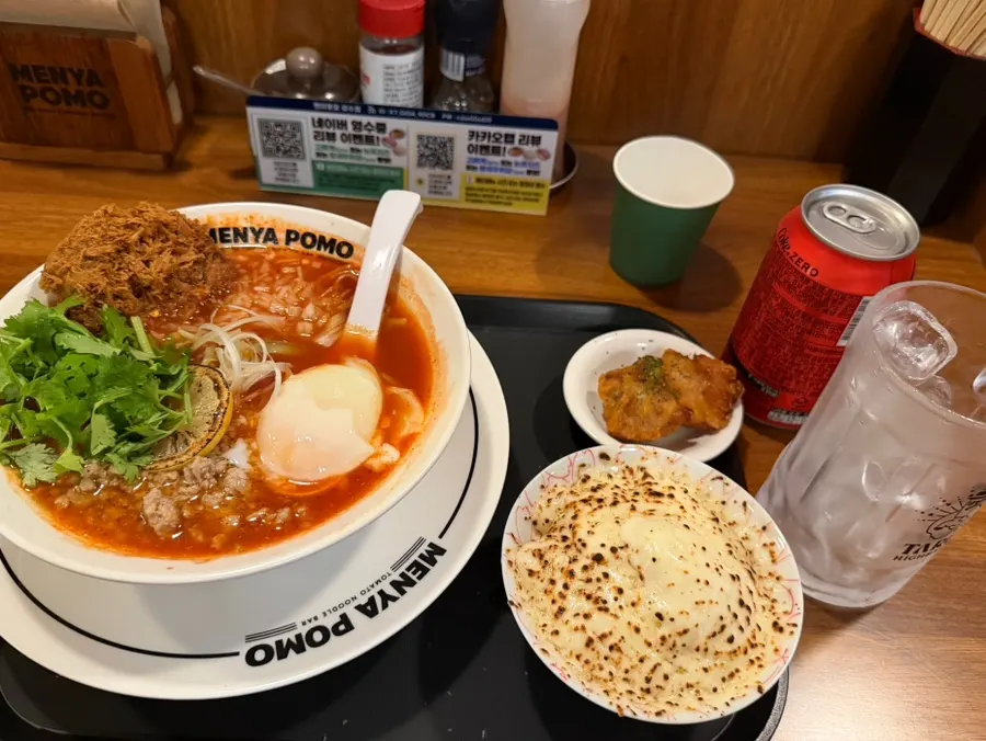 Table setting of the tom yum beef cutlet ramen set