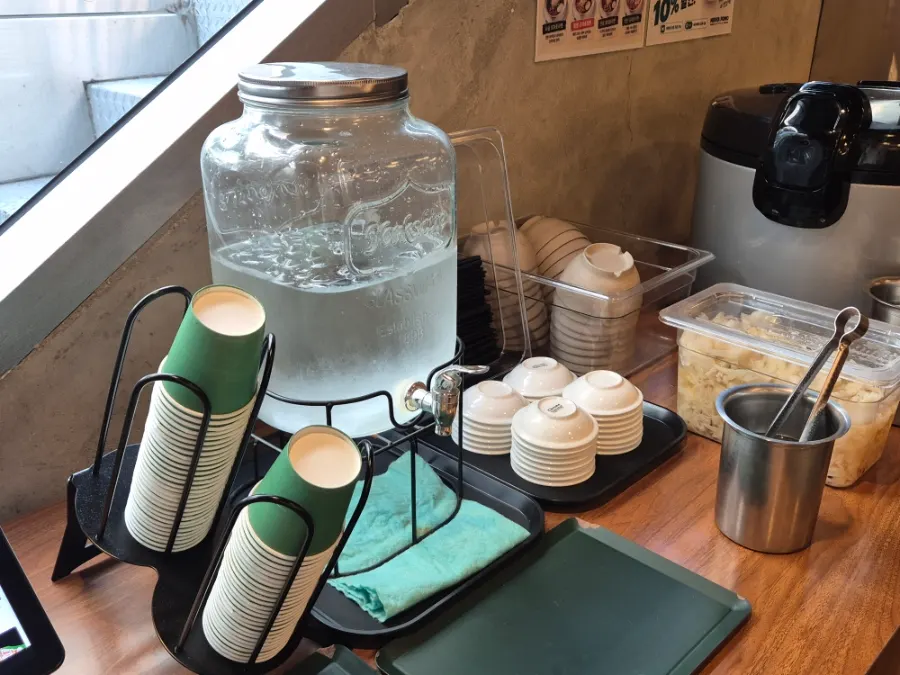 Regular table seating at Menya Pomo Seongsu Branch