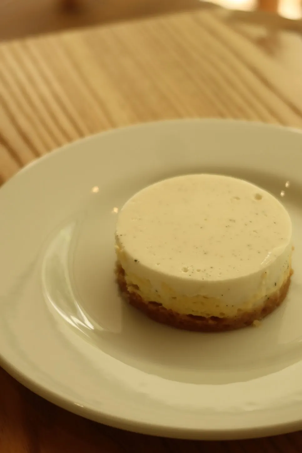 The ordered café latte and cheesecake