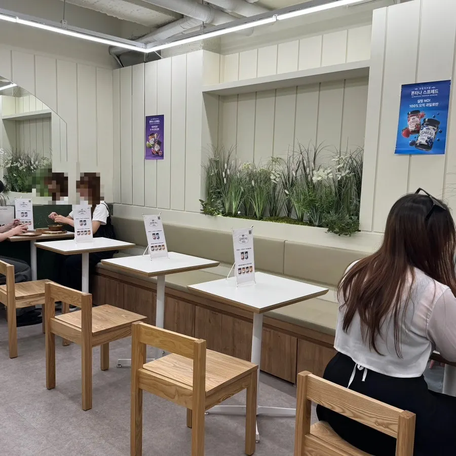Không gian sân hiên quán cà phê Seongsu