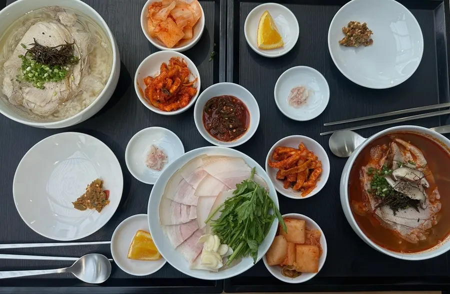돼지공탕 하우 상차림 전체 모습