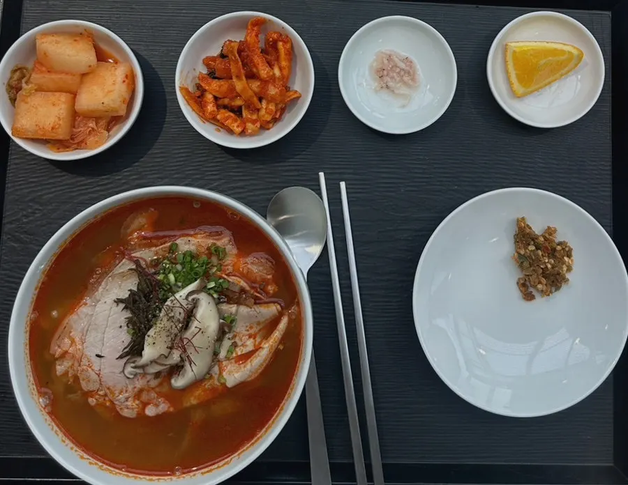 얼큰공탕 정식과 반찬 구성