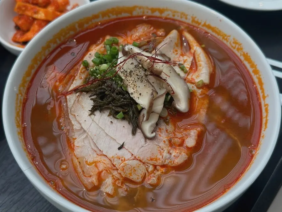매콤한 얼큰공탕 국물 클로즈업