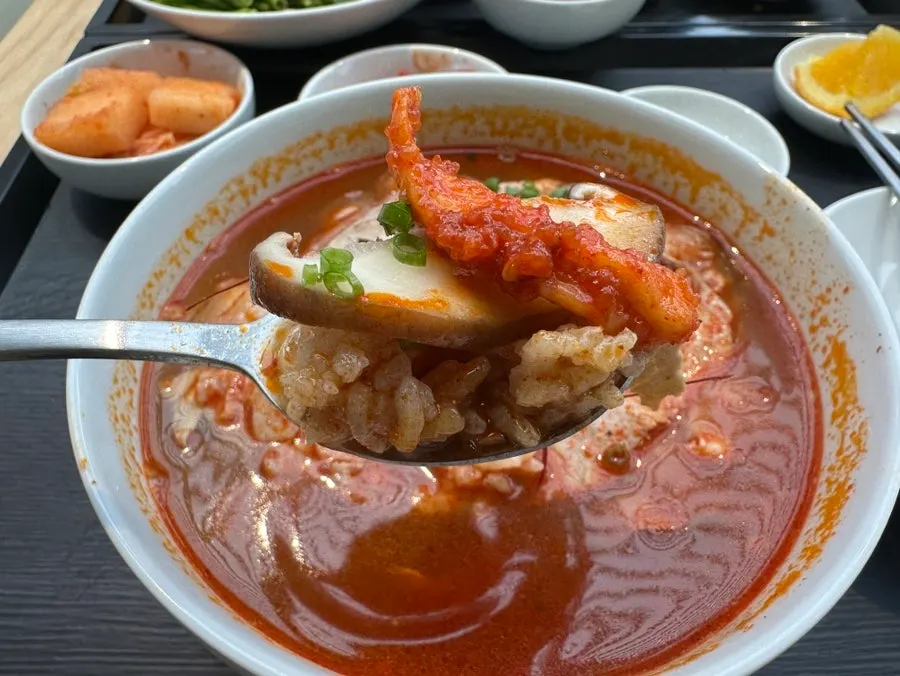 얼큰공탕과 김치, 청어알 무말랭이 반찬
