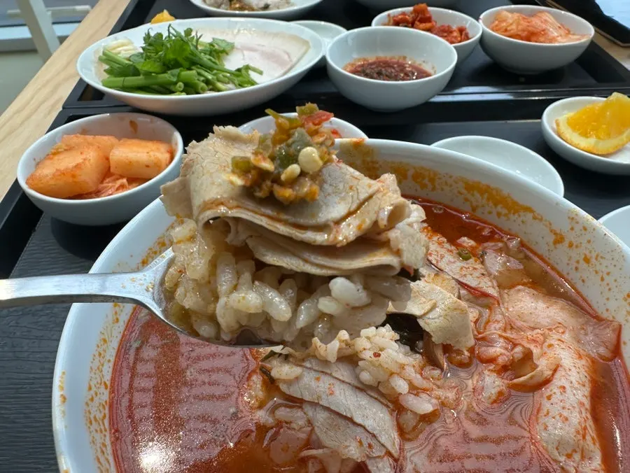 얼큰공탕 정식 반찬 접시들