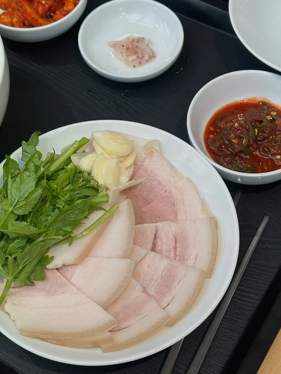 돼지공탕 하우 사이드 냉제육 반 접시