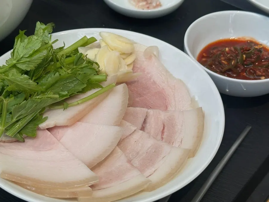 냉제육과 국밥을 함께 놓은 테이블