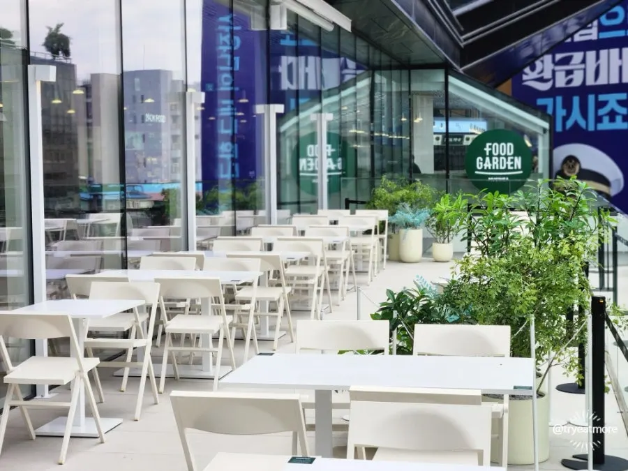 Outdoor terrace seating on the 4th floor of Musinsa Mega Store Seongsu