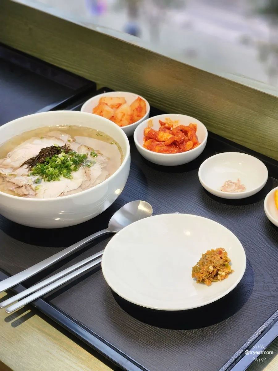 Two trays with the Clear Gomtang Set and Spicy Gomtang Set
