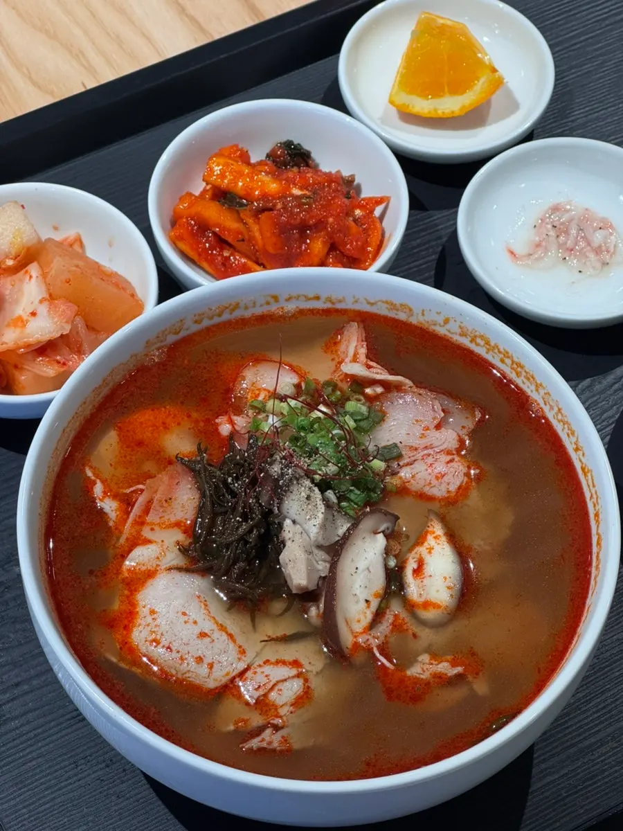 얼큰공탕 정식과 미나리 톳 왕만두 한 상