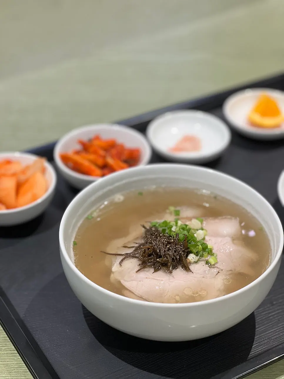 맑은공탕 정식과 얼큰공탕 정식 한 상