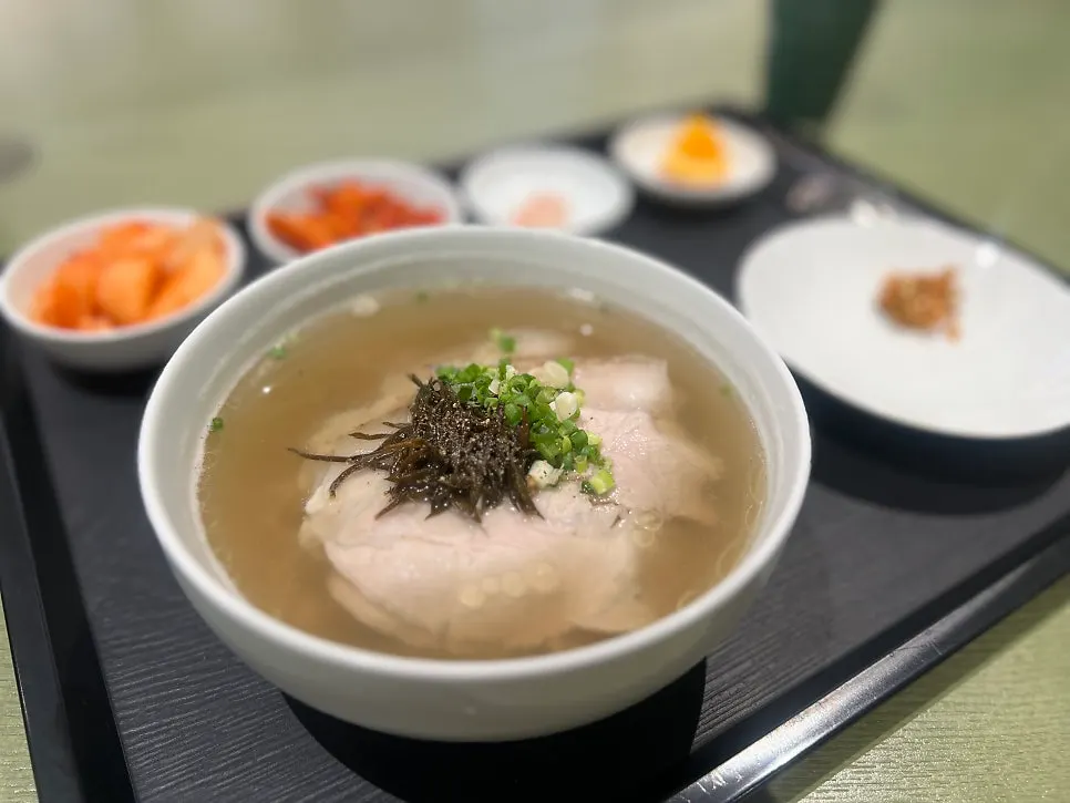 살코기 수육이 올라간 맑은공탕 한 그릇