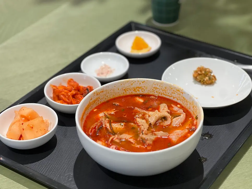 밥과 고기를 떠올린 맑은공탕 숟가락