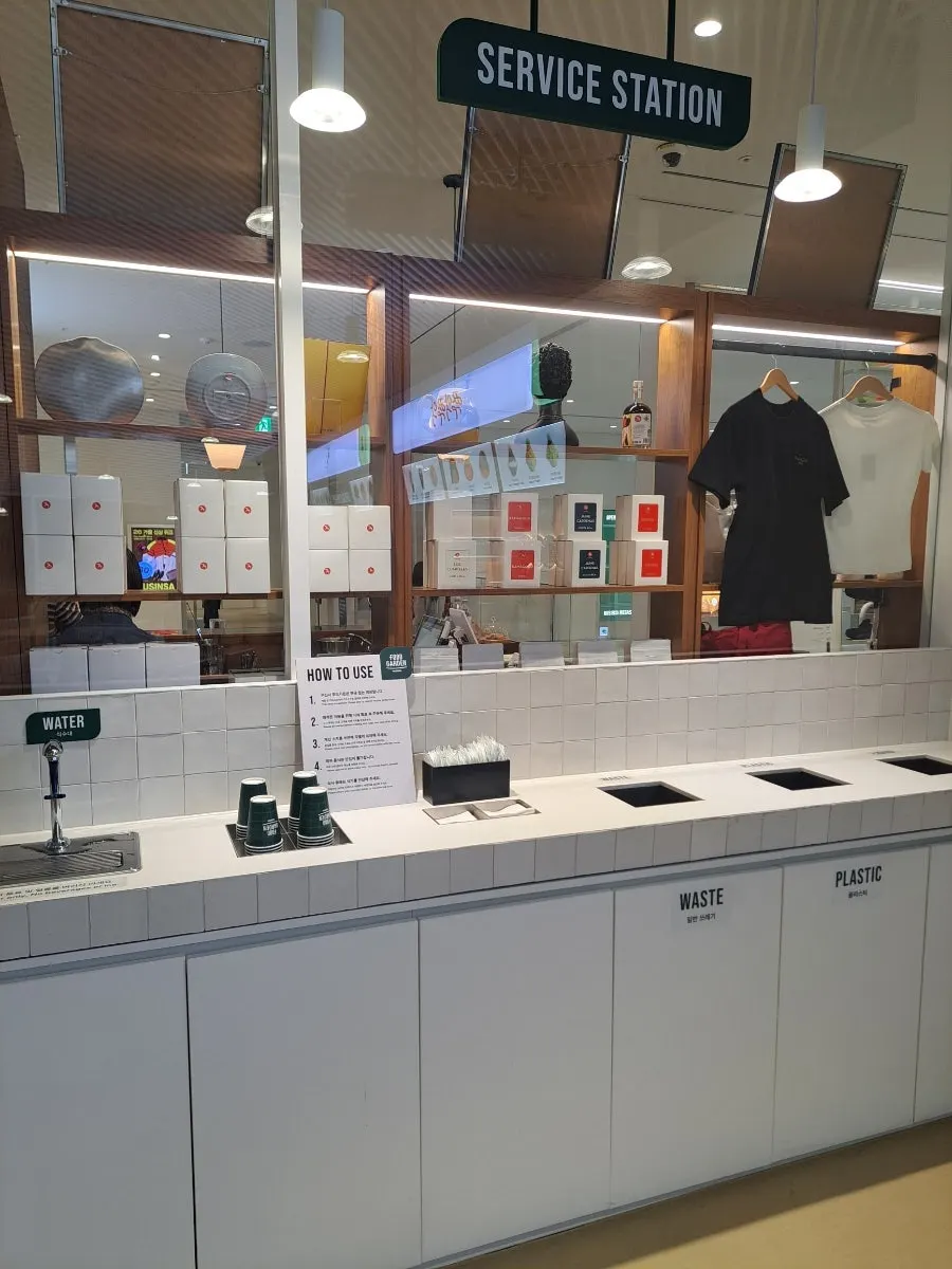 무신사 메가스토어 4층 식당가 통로 모습