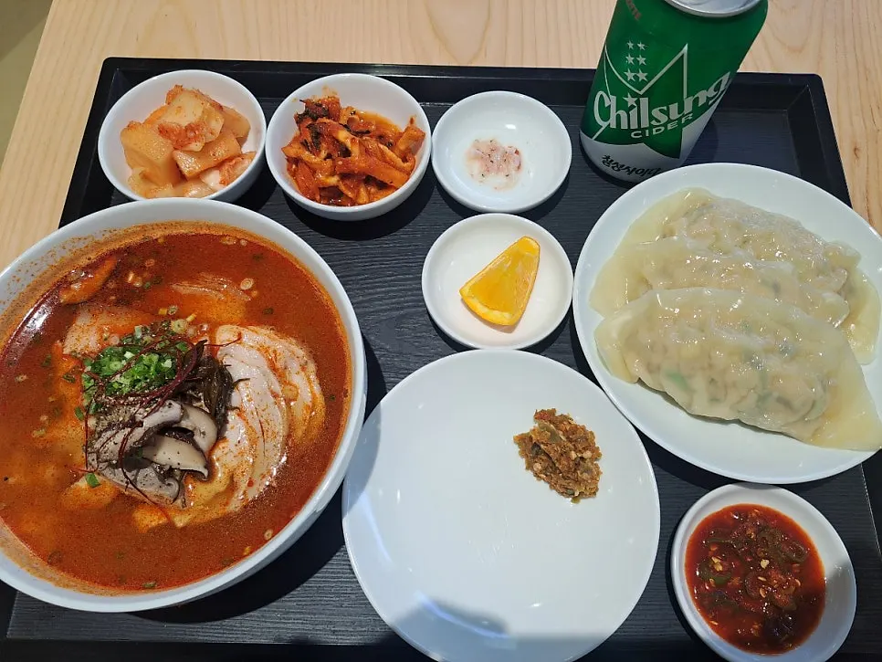 고기가 가득 올라간 매운공탕 한 그릇
