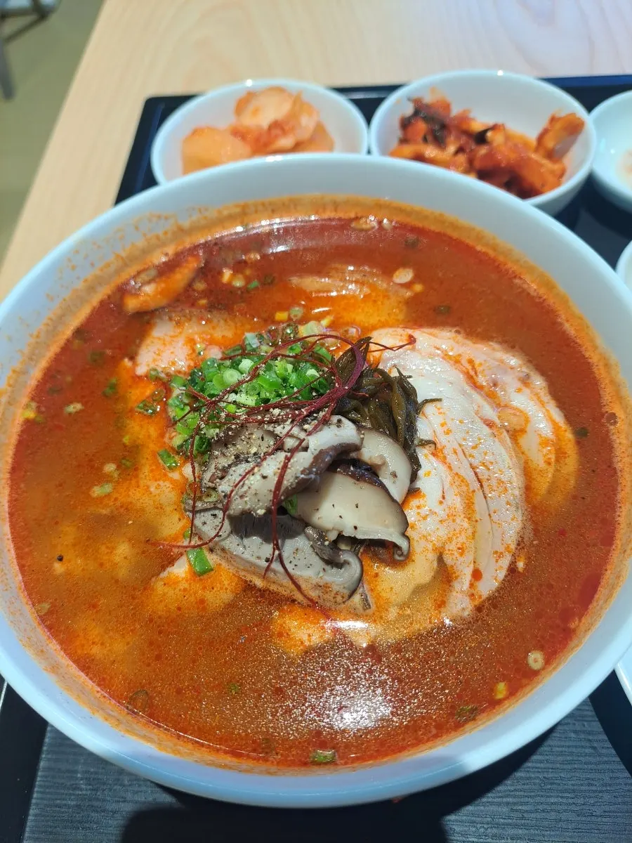 보통 사이즈로 나온 매운공탕 상차림