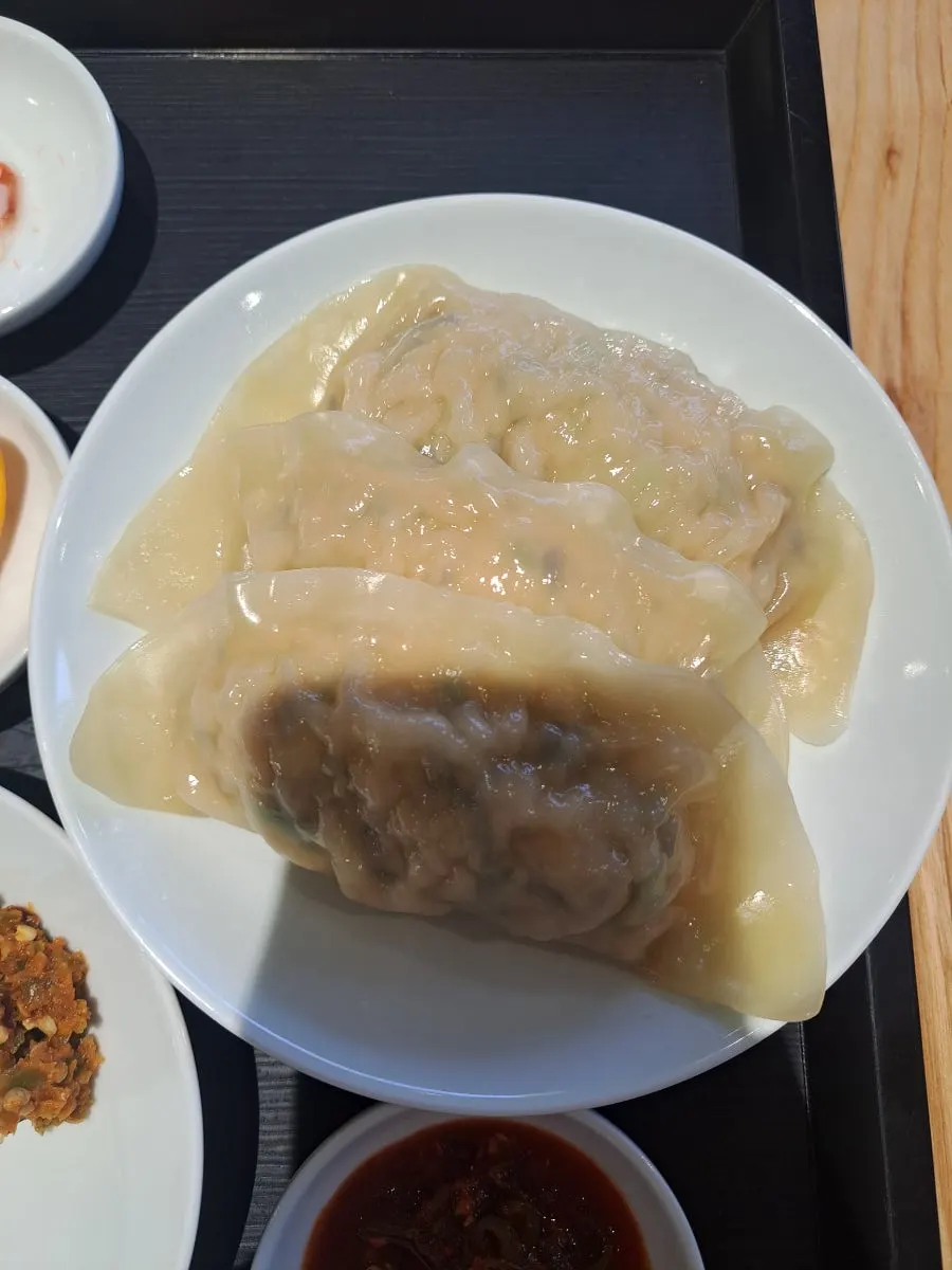 매운공탕 속 두툼한 돼지고기