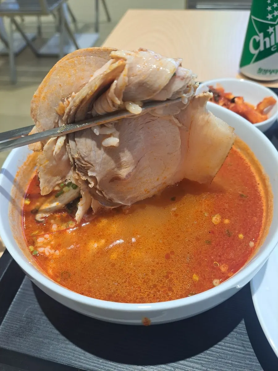 밑반찬과 함께 차려진 국밥 한상